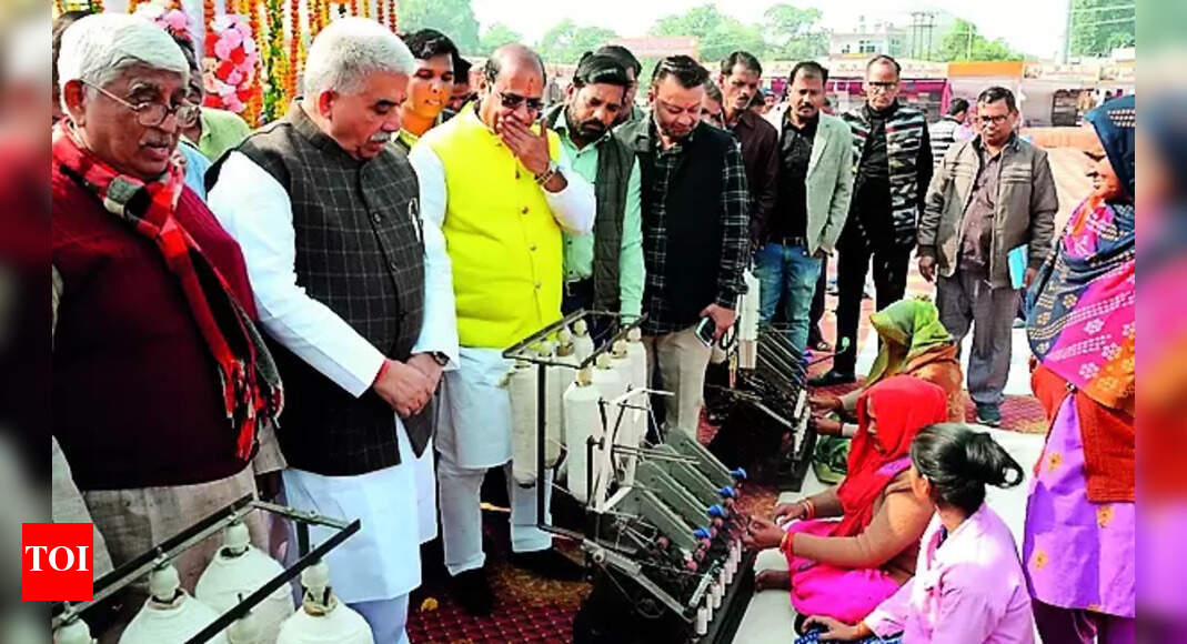 Khadi Gramodyog Exhibition Msme Minister Inaugurates Khadi Gramodyog Exhibition Kanpur News