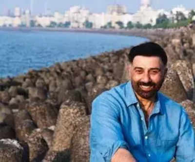 One should always smile, says Sunny Deol in new pic