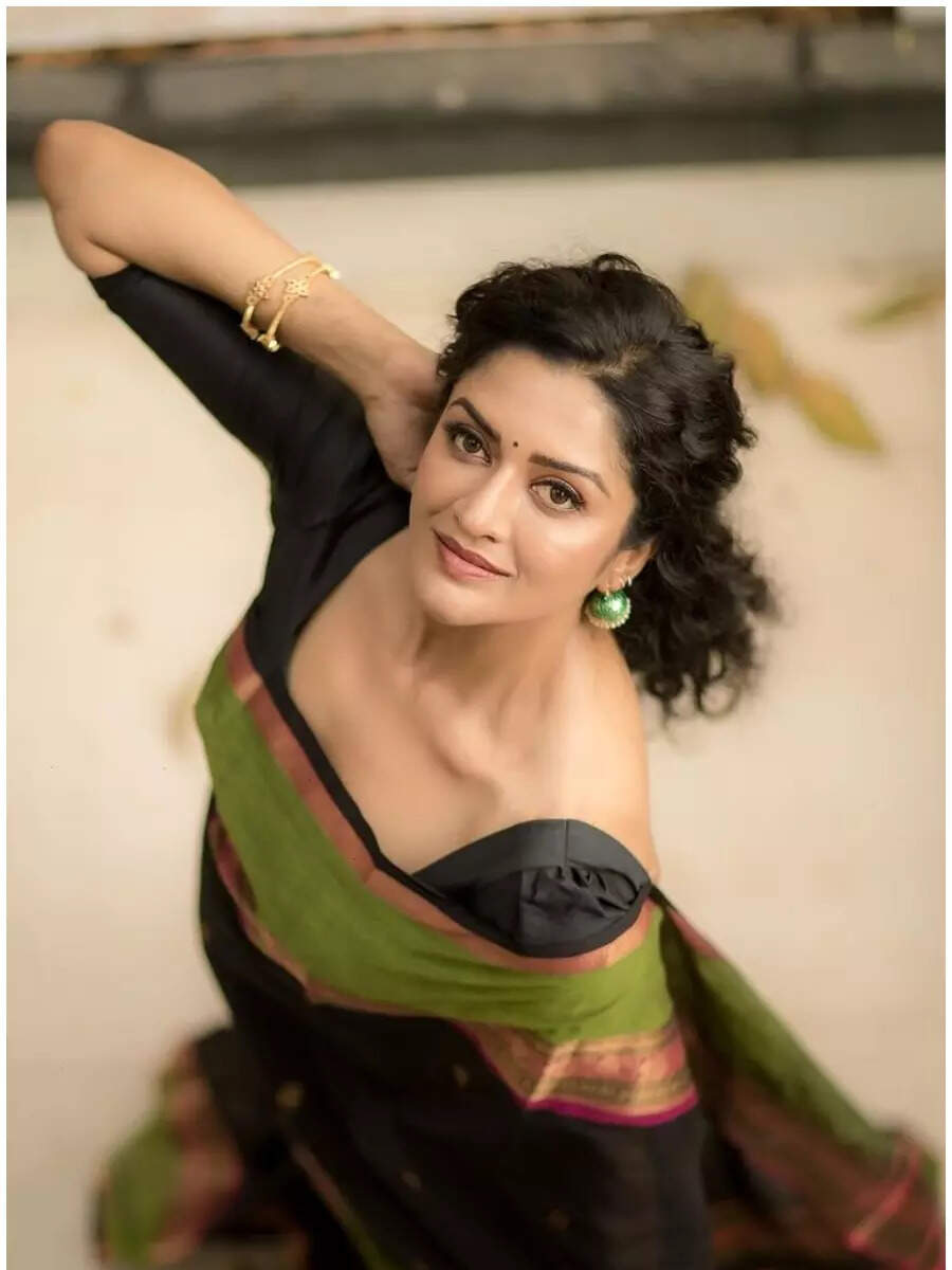 Vimala Raman: Mesmerizing beauty that captivates every gaze! - Vimarsana News