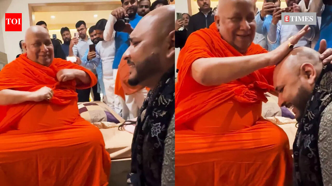 Singer B Praak meets Jagadguru Rambhadracharya