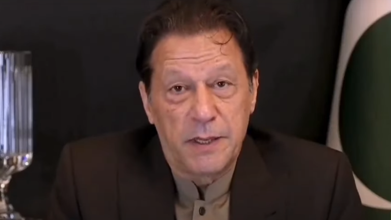 Cómo Imran Khan utilizó la IA desde la prisión para hacer campaña electoral en Pakistán