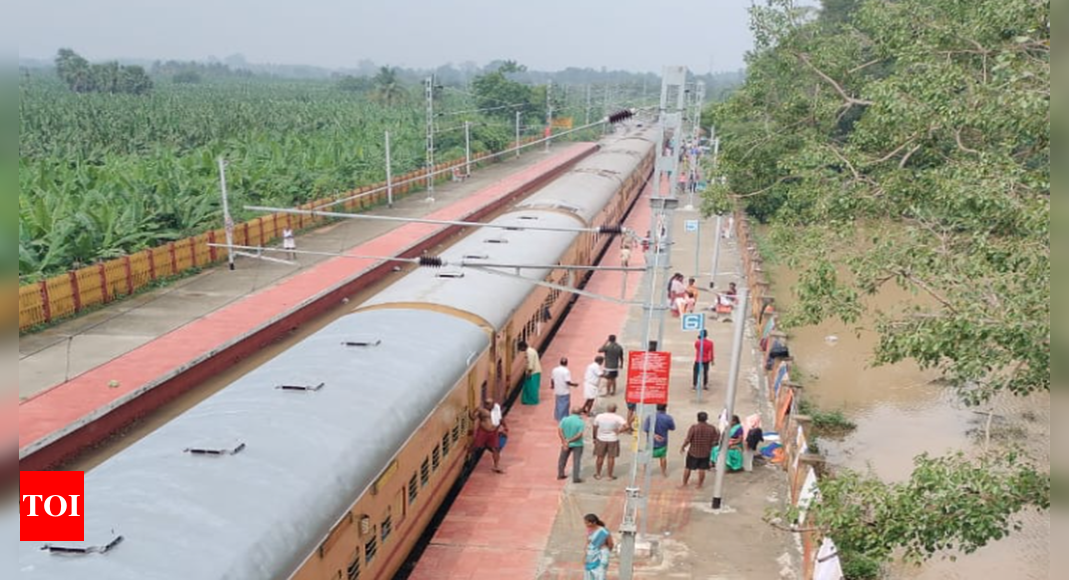 Flood-hit villagers ignore their sufferings, provide food to 500 stranded train passengers at Srivaikuntam railway station | Chennai News