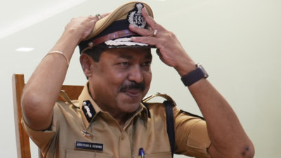 Ashutosh Dumbre takes charge as Thane police commissioner