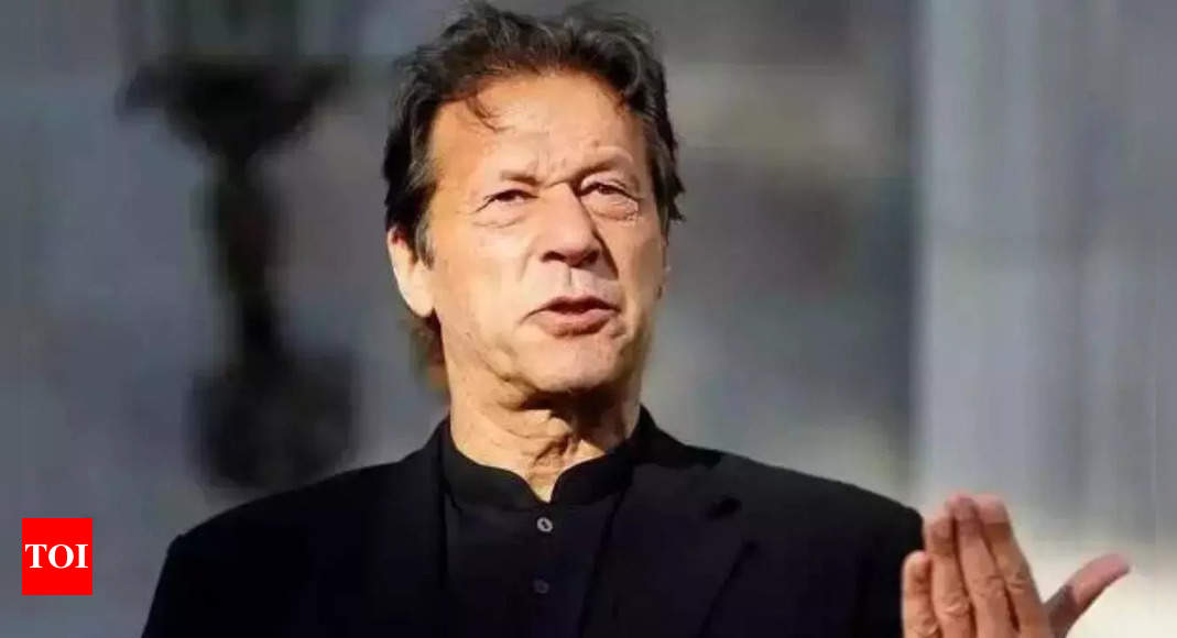 باكستان: رئيس الوزراء الباكستاني السابق عمران خان يقدم ترشيحه للانتخابات الوطنية العام المقبل