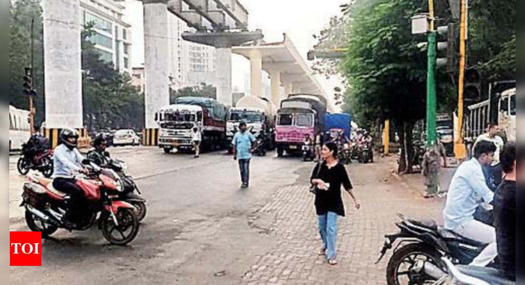 thane-traffic-on-ghodbunder-road-partially-hit-after-truck-accident