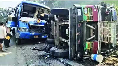 Bus hits overturned truck; Three dead, 17 injured