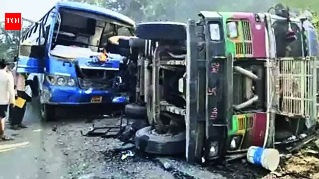 Bus hits overturned truck; Three dead, 17 injured | Raipur News - The ...