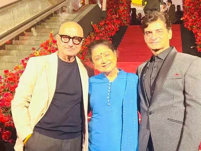 'Beta' reunion: Anupam Kher poses with Aruna Irani, Indra Kumar