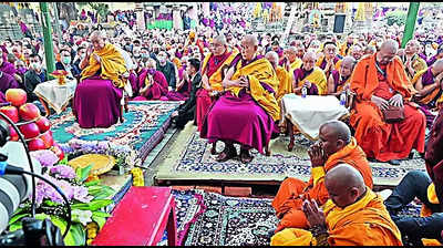 More than 1k monks take part in prayers for world peace