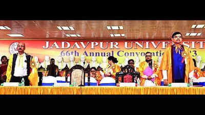 Acting VC leads JU convocation; guv, UGC chairperson stay away