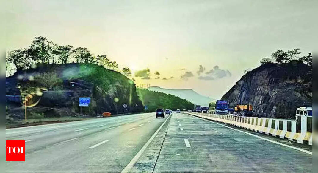 E-way jam stretches to 12 km after more light vehicles turn up