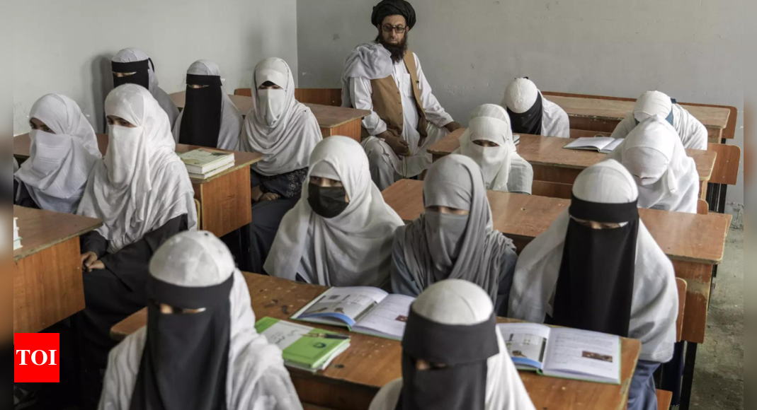 Écolières afghanes : les écolières afghanes terminent leur sixième année en larmes sous le régime taliban, leur éducation est terminée
