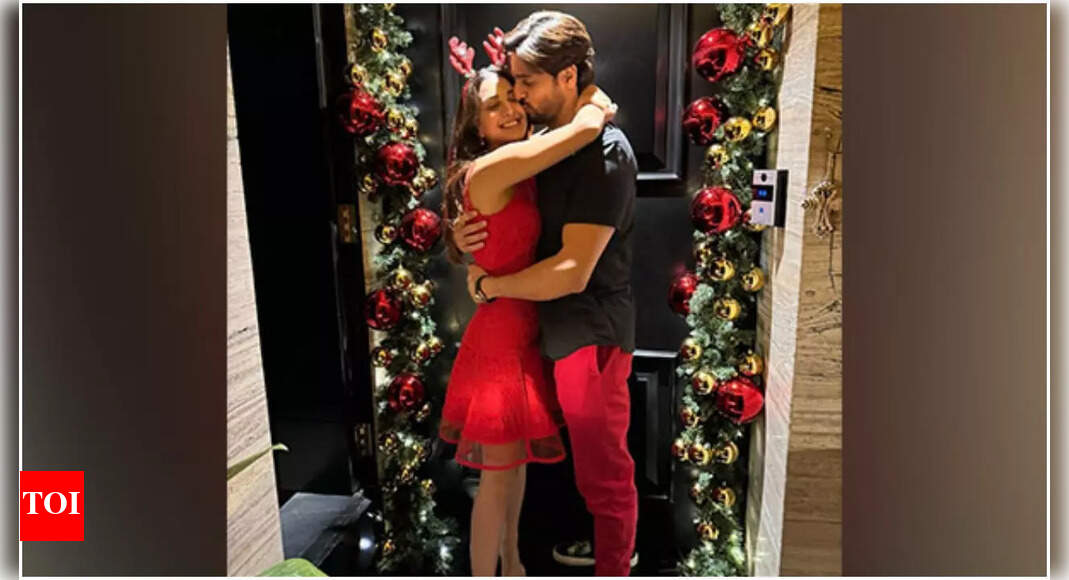 kiara advani christmas dress Sidharth Malhotra and Kiara Advani share a cozy Christmas hug; fans  speculate pregnancy