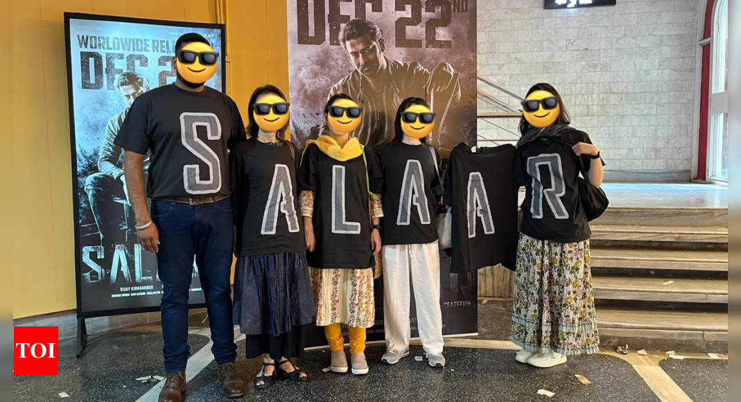 「サラールパート1：休戦」ブーム！  Prabhasのファンはハイデラバードで映画を見るために日本から来ました！  | テルグ語映画ニュース