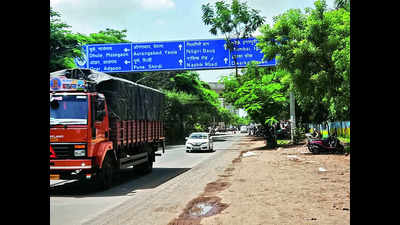 Mahajan promises push for Nashik ring road, Metro Neo
