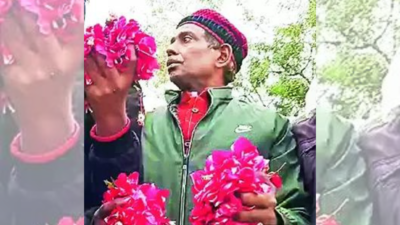 Ayodhya case litigant Iqbal showers petals on PM's convoy