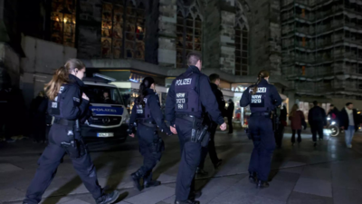 Arrests in Germany over 'Cologne cathedral attack plot'