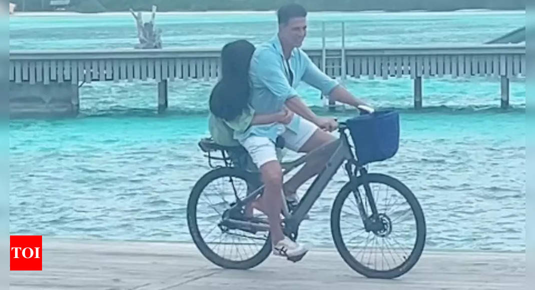 Maldives vacation vibes: Akshay Kumar and daughter Nitara share adorable moment on a cycle ride | Hindi Movie News