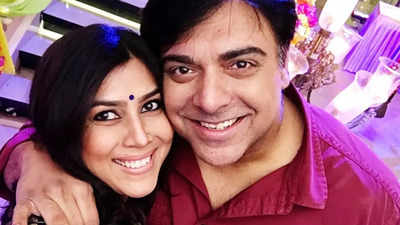 Bade Acche Lagte Hai's Ram Kapoor gets nostalgic, shares throwback picture with co-actor Sakshi Tanwar
