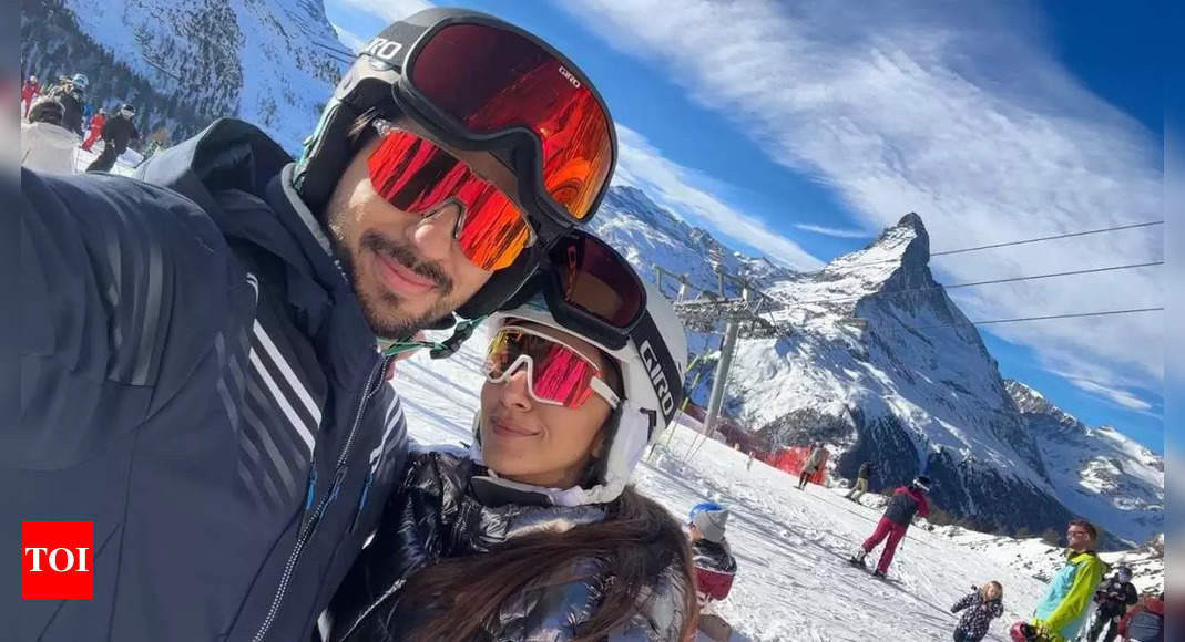 Kiara Advani and Sidharth Malhotra ring in the New Year with romantic getaway amid snow-capped mountains | Hindi Movie News