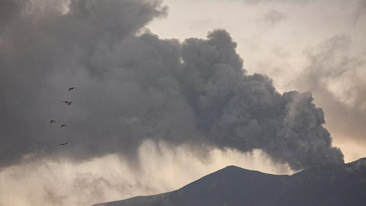 इंडोनेशिया का सेमेरु ज्वालामुखी - Drishti IAS