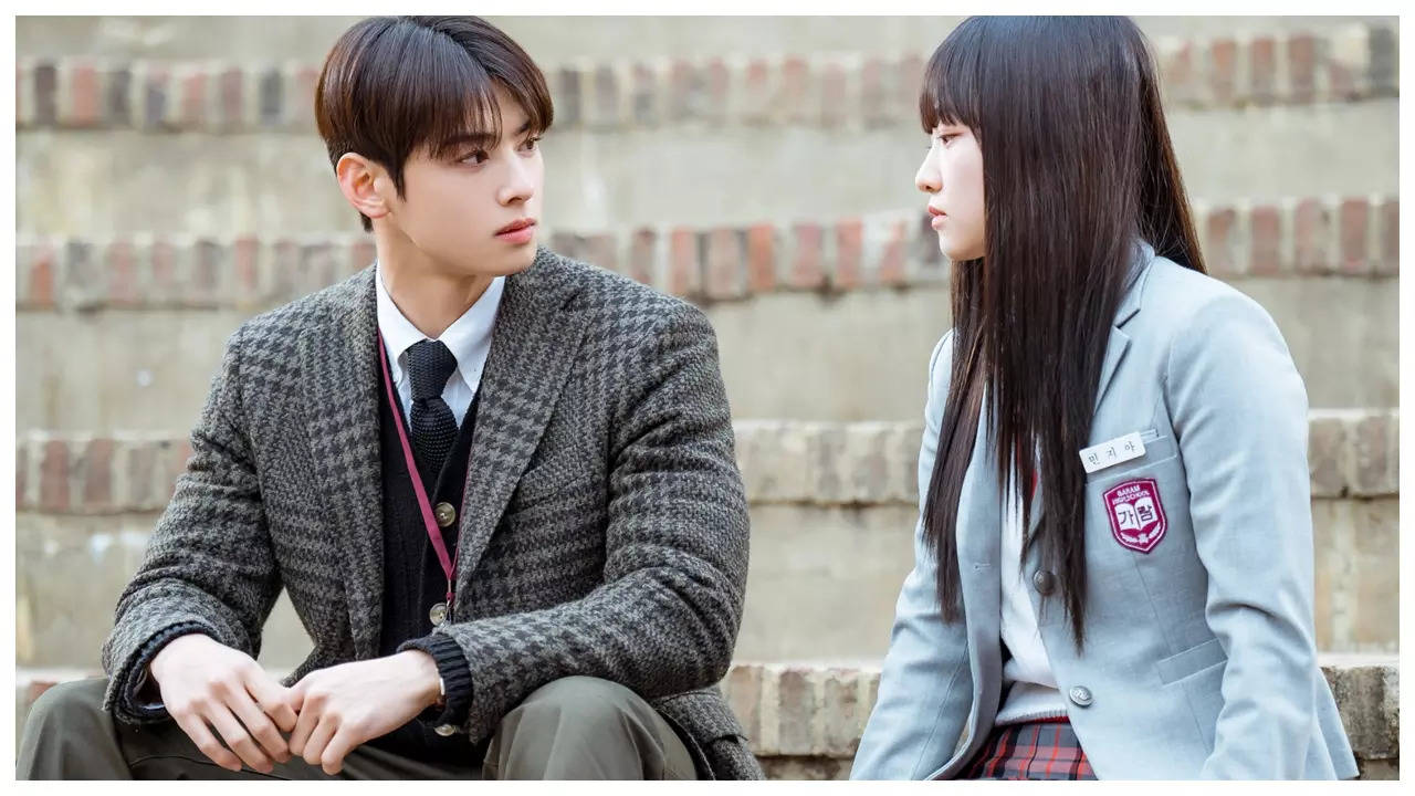 Cha Eun Woo And Kim Yi Kyung engage in a serious conversation in