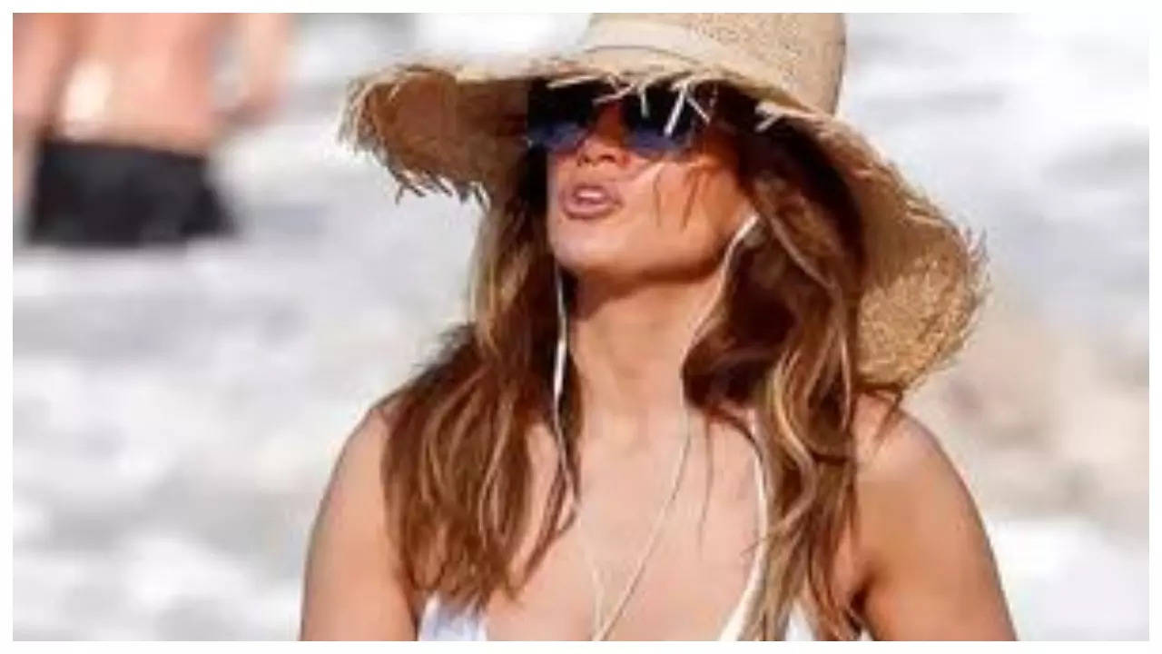 Jennifer Lopez flaunts toned abs, bikini style on New Year vacay | English  Movie News - Times of India