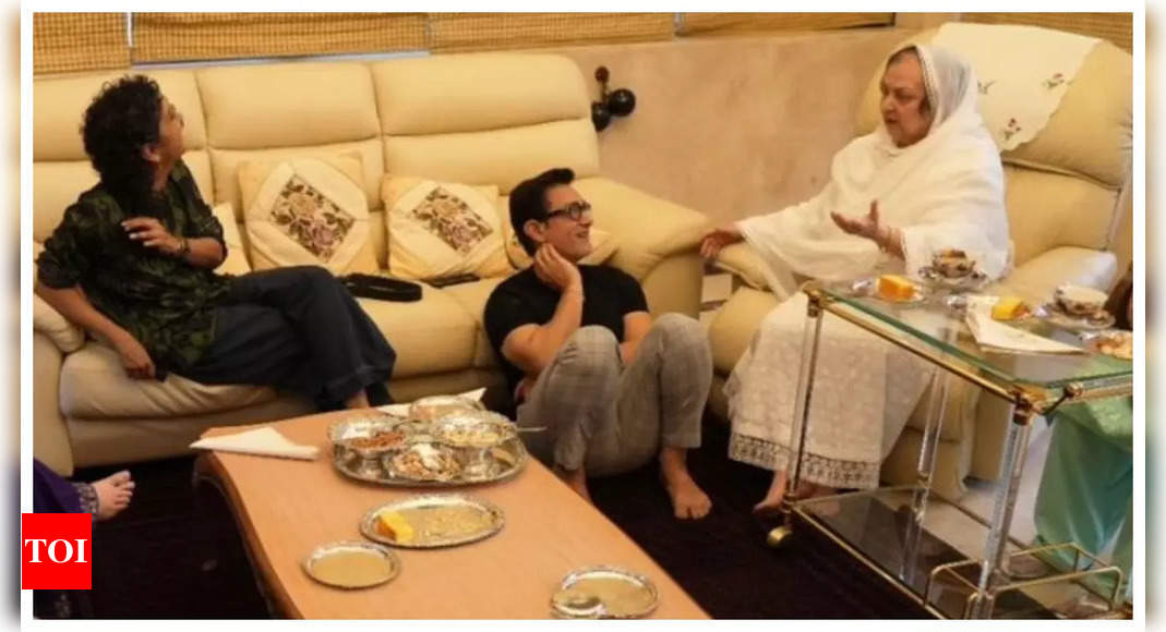 Ahead of Ira Khan's wedding Aamir Khan and his ex-wife Kiran Rao spent New Year with Saira Banu – See photos | Hindi Movie News – Times of India