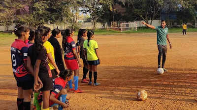 Nandhakumar spends time with slum children at football camp | Football ...