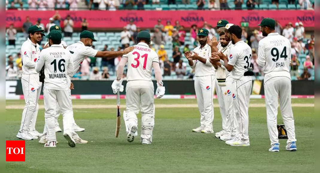 Watch: Warner gets 'Guard of Honour' from Pak players in his farewell Test