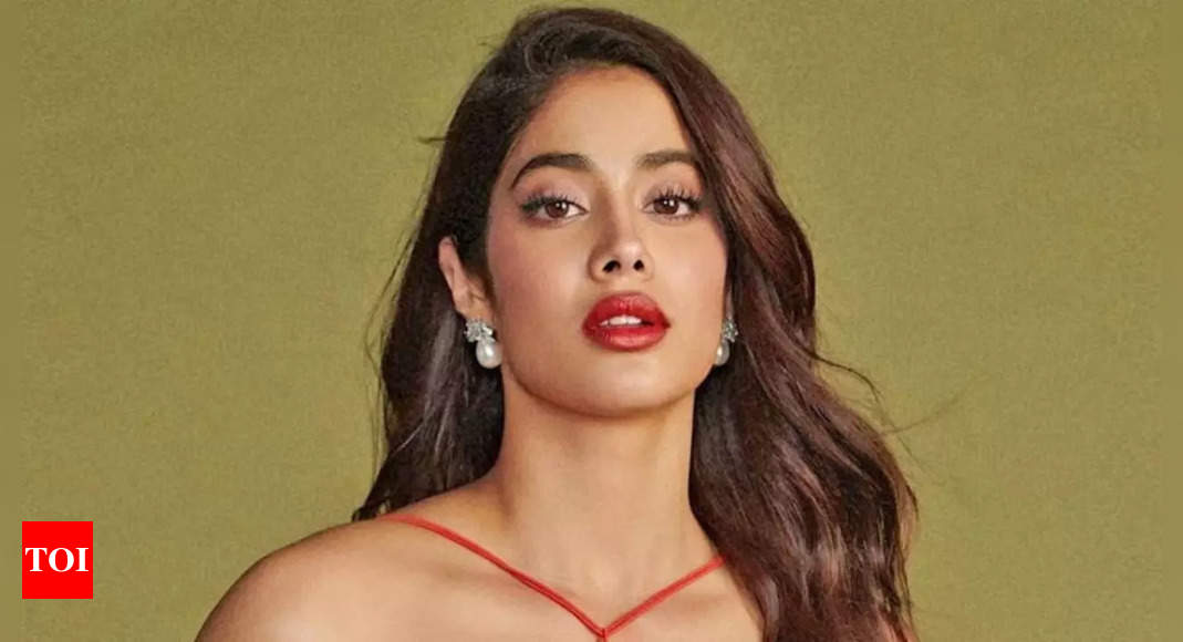 Janhvi Kapoor reveals a ‘flirty’ text she got from a Bollywood actor, it makes Karan Johar laugh! | Hindi Movie News