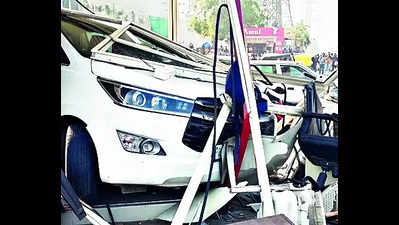 Priest rams MUV into traffic police booth