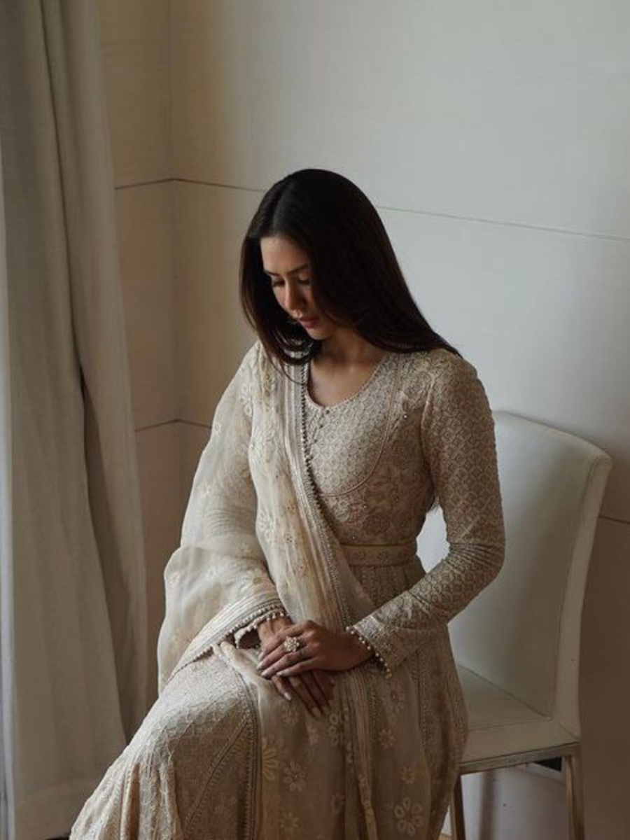 Sonam Bajwa exudes timeless elegance in the bridesmaid style guide - Vimarsana News