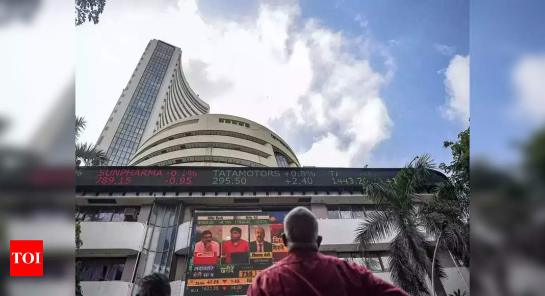 Nifty, Sensex trade higher on rebound in IT, auto stocks