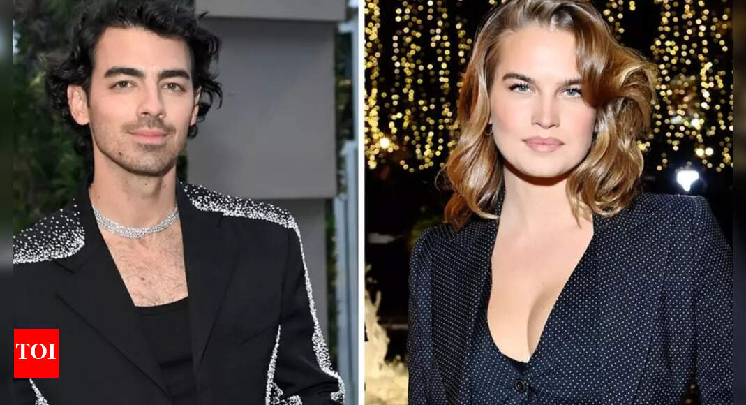 Stars Spotted! Cozy Stroll Ignites Wild Romance Speculation! - 2bzc6t8