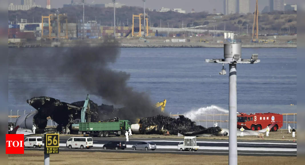 Des experts japonais en sécurité recherchent des données vocales alors que les travailleurs nettoient les débris d'un avion lors d'une collision sur la piste