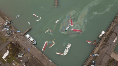 5 fishermen rescued 12 hours after boat capsize