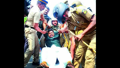 Congress leaders condemn Rahul’s arrest