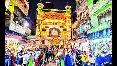 Urs: Gori family hoists flag at dargah in Ajmer