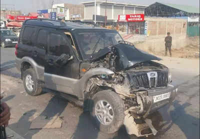Mehbooba Mufti's car meets with an accident, PDP chief escapes unhurt