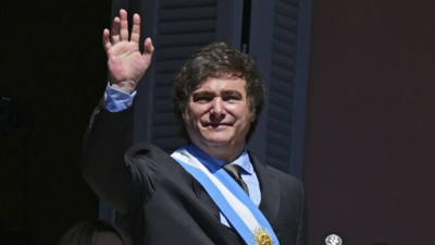Argentine President Javier Milei, in change of tone, invites Pope Francis to visit homeland