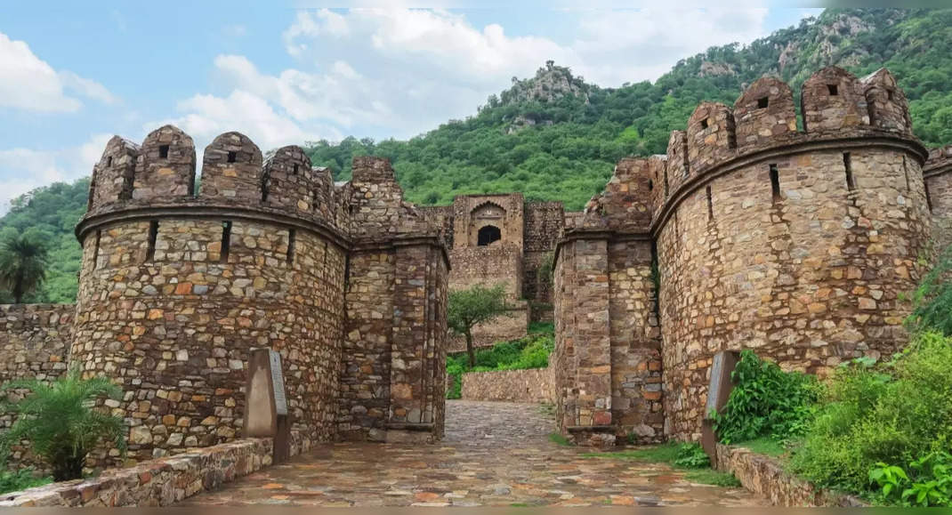 File:Ruins of Bhangarh fort.jpg - Wikimedia Commons