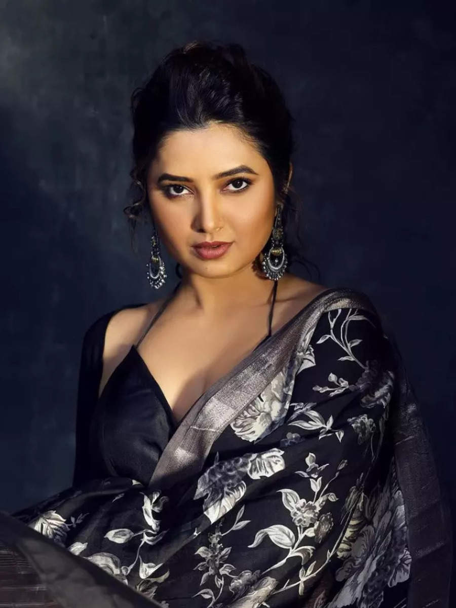 Prajakta Mali's Makarsankranti special saree photoshoot | Times of India