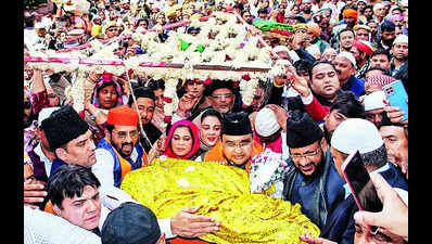 Chaddar from PM Modi offered at Ajmer dargah