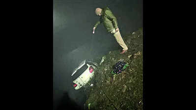 Car falls into pond, cop drowns
