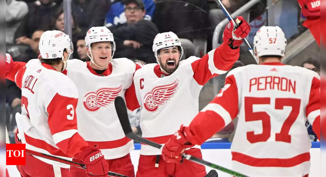 Detroit Red Wings score 3 in third period, knock off Toronto Maple