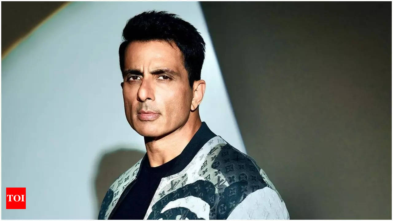 Sonu Sood reacts strongly to the viral video of a passenger assaulting a  pilot over a flight delay | Hindi Movie News - Times of India