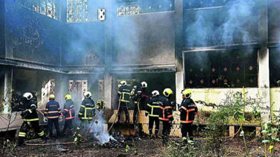 Fire engulfs former vaccination centre in Mumbai, causing O2 cylinder ...