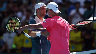 Grigor Dimitrov overcomes rocky start to advance at Australian Open