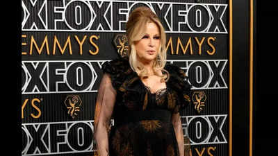 Jennifer Coolidge's hilariously acknowledges ‘evil gays’ in her Emmy winning speech